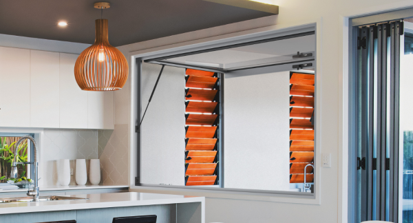 Penempatan jendela besar untuk sirkulasi udara dan penerangan alami